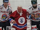 Legenda vítkovického hokeje Frantiek erník (uprosted) odchází z ledu v...
