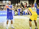 eský basketbalista Blake Schilb (vlevo) vymýlí rozehrávku v kvalifikaním...