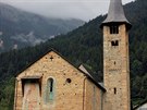Kostel sv. Martina v Zillis je ze vech stran obklopený horami.