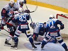 Chomutovští hokejisté střílí gól v utkání proti Kometě Brno.