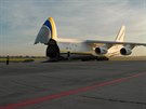 Vykládka obrnnce Lynx z transportního letounu AN-124 Ruslan na letiti v...