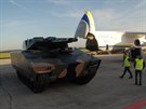 Vykl�dka obrn�nce Lynx z transportn�ho letounu AN-124 Ruslan na leti�ti v...