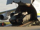 Vykládka obrnnce Lynx z transportního letounu AN-124 Ruslan na letiti v...