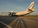 Vykládka obrnnce Lynx z transportního letounu AN-124 Ruslan na letiti v...