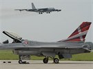 Americký bombardér B-52 pilétá na Dnech NATO v Ostrav. V popedí letoun F-16...