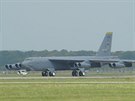 Americký bombardér B-52 pilétá na Dnech NATO v Ostrav