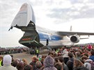 Nákladní letoun Antonov An-124 100 na Dnech NATO v Ostrav (20. záí 2013)