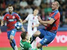 Branká fotbalist CSKA Moskva Igor Akinfejev likviduje v duelu Ligy mistr...