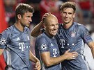Fotbalisté Bayernu Mnichov se radují z gólu na hiti Benfiky Lisabon v utkání...