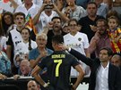 PEDASNÝ ODCHOD. Cristiano Ronaldo z Juventusu po ervené kart opoutí hit...