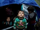 Syrské dti ped stanem v uprchlickém táboe Moria