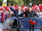 Jihokorejský prezident Mun e-in (vlevo)  a vdce KLDR Kim ong-un bhem...