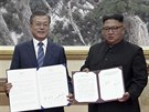 Jihokorejský prezident Mun e-in (vlevo) a vdce KLDR Kim ong-un pózují s...