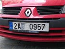 Zakrytá registrační značka automobilu v centru Prahy.