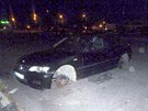 Dva mladci odmontovali dv kola z BMW zaparkovanho ped sportovn halou v...
