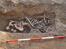 Hrob, v kterém byla nalezena dv tla - dívky a chlapce, pohozená pes sebe.