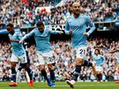 David Silva z Manchesteru City (vpravo) oslavuje svou branku v utkání proti...