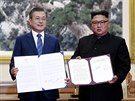 Vdce KLDR Kim ong-un a jihokorejský prezident Mun e-in po podpisu dokumentu...