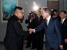 Vdce KLDR Kim ong-un se zdraví se svým jihokorejským protjkem Mun e-inem....