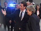 Rakouský kanclé Sebastian Kurz a britská premiérka Theresa Mayová po píjezdu...