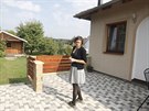 Vedouc komunitnho bydlen Lucie ormov ukazuje zahradu, kterou m est...