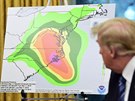 Prezident USA Donald Trump se dívá na mapu s moným rozsahem sráek, které...