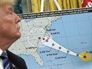 Prezident USA Donald Trump poslouchá hláení k postupu hurikánu Florence v...