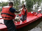 Evakuace eny se psem bhem záplav vyvolaných hurikánem Florence (16. záí 2018)