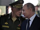 Russký prezident Vladimir Putin naslouchá ministrovi obrany Sergeji ojguovi na...