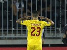 Rumunský fotbalista Nicolae Stanciu (uprosted) se raduje z gólu v zápase v...