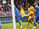 Belgian Romelu Lukaku (druhý zprava) stílí gól v utkání na Islandu.