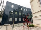 Na snímku lze spatřit, jak moderní fasáda kanadské ambasády odráží podobu...
