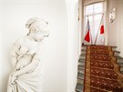 Cestou do schod návtvník ambasády narazí na sochu z 19. století, údajné...