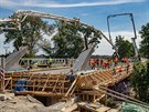 Stavbai betonovali mostovku na novém pemostní Orlice ve Svinarech...