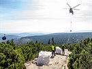 Vrtulnk dopravuje na Snku materil na opravu turistickho chodnku z Rov...