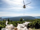 Vrtulnk dopravuje na Snku materil na opravu turistickho chodnku z Rov...
