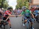 Britský cyklista Simon Yates (vlevo) zdraví Alejandra Valverdeho ped startem...