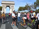Champs-Elysées plnili místo aut chodci a cyklisti