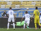 Ukrajinský záloník Andrij Jarmolenko promuje penaltu v zápase Ligy národ se...