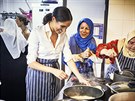 Vévodkyn Meghan vaí se enami v komunitní kuchyni v muslimském kulturním...