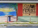 Obyvatelé východního pobeí USA píí na své domy vzkazy, aby hurikán Florence...