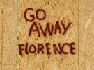 Obyvatelé východního pobeí USA píí na své domy vzkazy, aby hurikán Florence...