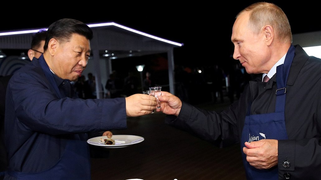 Prezidenti Ruska a íny Vladimir Putin a Si in-pching si bhem jednání...