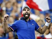 Francouzsk tenista Benoit Paire slav zisk bodu v semifinle Davis Cupu.