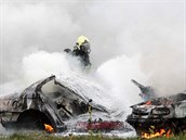 Ho�ící trosky letadla p�edstavovala zapálená auta.