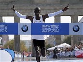 Kesk vytrvalec Eliud Kipchoge vtzoslavn dobh do cle Berlnskho...