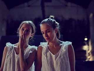 Eliška Křenková a Tereza Voříšková v kusu Amerikánka