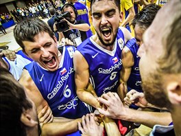 Čeští basketbalisté bouřlivě oslavují výhru nad Bosnou a Hercegovinou a...