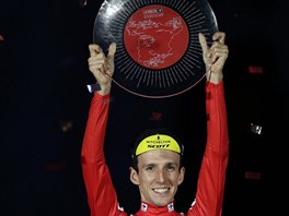 Britsk cyklista Simon Yates pzuje s trofej pro vtze Vuelty.