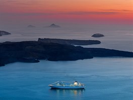 Santorini ročně přiláká téměř dva miliony lidí a zhruba polovina z nich jsou...